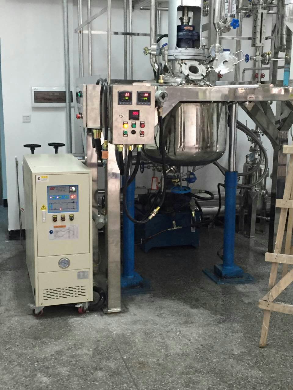 實(shí)驗(yàn)反應(yīng)釜夾套模溫機(jī) 實(shí)驗(yàn)反應(yīng)釜夾套模溫機(jī)